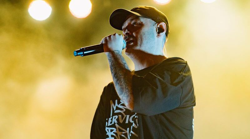 Dieci anni di “Squallor”, l’album più oscuro di Fabri Fibra Dieci anni di “Squallor”, l’album più oscuro di Fabri Fibra