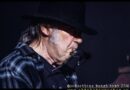 Lo zio matto che ha cresciuto tutti: 80 anni di Neil Young