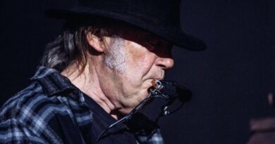 Lo zio matto che ha cresciuto tutti: 80 anni di Neil Young
